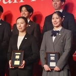 　日本水連の２０２５年度表彰式で最優秀選手に選ばれた、ＯＷＳの梶本一花（左）と優秀選手に選ばれたＡＳの比嘉もえ＝２６日、東京都内