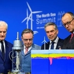 　北海サミットに出席したドイツのメルツ首相（右）ら欧州首脳＝２６日、ドイツ・ハンブルク（ロイター＝共同）