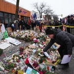 　米ミネアポリスで移民を取り締まる捜査官に射殺された男性を追悼する人＝２６日（ＡＰ＝共同）