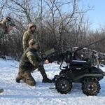 　２６日、ウクライナ南部ザポリージャ州で無人地上車両の動作確認をする兵士（第６５機械化旅団提供・ＡＰ＝共同）