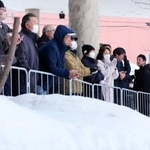 　衆院選の街頭演説に集まった人たち＝２７日午前９時２６分、青森県内