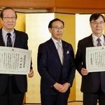 　京都府特別栄誉賞を授与された大阪大特任教授の坂口志文さん（右）と、京都大特別教授の北川進さん（左）。中央は西脇隆俊知事＝２７日午前、京都市上京区