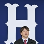 　契約更改を終え、記者会見する広島・小園＝２７日、マツダスタジアム