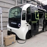 　災害時の給電などを想定した「イーパレット」の活用例＝２７日午前、東京都内