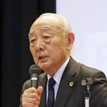 　集会で発言する弁護団共同代表の徳田靖之弁護士＝２７日午後、熊本市