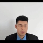 　ビデオ通話で話すニセの警察官（長崎県警提供、顔に画像加工しています）