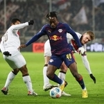 　ライプチヒ戦でプレーするザンクトパウリの藤田譲瑠チマ（左）＝２７日、ハンブルク（ＡＰ＝共同）