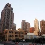 　米ニューヨークの中心部マンハッタンに林立する高層マンション＝２０２２年