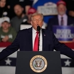 　２７日、米アイオワ州クライブで演説するトランプ大統領（ＡＰ＝共同）