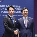 　小泉防衛相（左）と韓国の安圭伯国防相＝昨年１１月、クアラルンプール