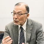 　判決後に記者会見する原告側弁護団長の在間秀和弁護士＝２８日午前、広島市中区