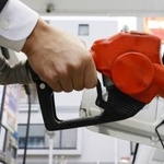 　ガソリンスタンドで給油