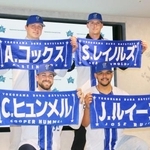 　入団記者会見でポーズをとるＤｅＮＡのルイーズ（右下）ら＝２８日、横浜市