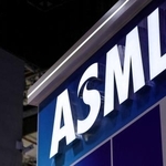 　中国国際輸入博覧会の展示ブースに掲げられたＡＳＭＬのロゴ＝２０２５年１１月、上海（ロイター＝共同）