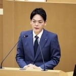 　横浜市議会の本会議で答弁する山中竹春市長＝２８日、横浜市役所