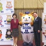 　神奈川県３３市町村ご当地版の球団マスコット「ＤＢ．スターマン」が発表され、写真に納まるＤｅＮＡの南場オーナー（左）と黒岩知事＝２８日、神奈川県庁