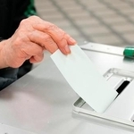 　衆院選の期日前投票をする有権者＝２８日午後、東京都内