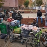 　スペイン・バルセロナ近郊で、住んでいた廃校から退去させられた移民ら＝２０２５年１２月（ＡＰ＝共同）