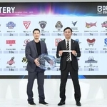 　昨年１２月に行われたバスケットボール「Ｂリーグ・プレミア」の第１回新人ドラフトの指名順抽選。右は島田慎二チェアマン＝東京都内