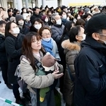 　候補者の街頭演説に集まった人たち＝２８日午後、北海道内