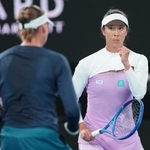 　女子ダブルス準々決勝でオーストラリアのペアと対戦する柴原瑛菜（右）、ベラ・ズボナレワ組＝メルボルン（ＡＰ＝共同）