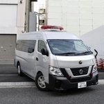 　送検のため、留置施設を出るプロ野球広島の選手羽月隆太郎容疑者を乗せた車＝２９日午前９時２２分、広島市中区