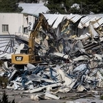 　国連パレスチナ難民救済事業機関（ＵＮＲＷＡ）の建物を破壊するイスラエル当局の重機＝２０日、東エルサレム（ゲッティ＝共同）