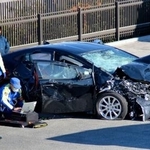 　内閣府の公用車を検証する警視庁の捜査員ら＝２９日午前、東京都江東区