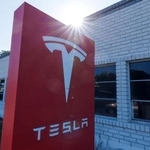 　米ＥＶ大手テスラのロゴ＝２０２５年１１月、ロサンゼルス（ロイター＝共同）