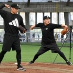 　巨人の主力選手の合同練習でブルペン入りし、則本（手前）と投げ込む田中将＝宮崎市