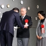 　「２０２５年　シチズン・オブ・ザ・イヤー」に選ばれ表彰を受ける置田和永さん（中央）と起美さん（右）夫妻＝２９日午前、東京都千代田区