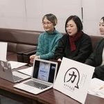 　記者会見するカクワカ広島の瀬戸真由さん（右）ら＝２９日午前、広島市中区