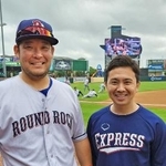 　２０２３年、米大リーグのレンジャーズ傘下のマイナー、３Ａラウンドロックに所属していた筒香嘉智とともに笑顔を見せる佐野誓耶氏（右）＝米テキサス州シュガーランド