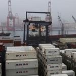 　台湾北部・基隆港に並ぶコンテナ＝２０２３年２月（ロイター＝共同）