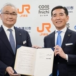 　「関係人口」創出を目指す連携協定を締結した、岐阜県中津川市の小栗仁志市長（右）とＪＲ東海の中村明彦副社長＝２９日午後、中津川市