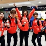 　イタリア・ミラノのマルペンサ空港に到着したミラノ・コルティナ冬季五輪フィギュアスケート代表の（左から）吉田唄菜、森田真沙也、坂本花織、鍵山優真、佐藤駿。３０日で開幕まで１週間＝２９日（共同）