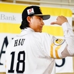 　ソフトバンクへの入団記者会見でポーズをとる徐若熙投手＝２９日、福岡市