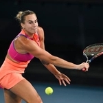 　女子シングルス準決勝でプレーするアリーナ・サバレンカ＝メルボルン（ゲッティ＝共同）