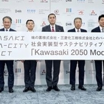 　記者会見で写真に納まる川崎市の福田紀彦市長（右から２人目）とＢ１川崎の元沢伸夫会長（左端）ら＝２９日、川崎市