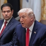 　トランプ大統領（右）とルビオ国務長官＝２９日、ワシントン（ＡＰ＝共同）