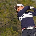 　第１ラウンド、１４番でティーショットを放つ畑岡奈紗。６アンダーで単独首位に立った＝レークノナ・クラブ（共同）