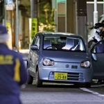 　現金入りのスーツケースが奪われた事件現場周辺に放置された軽乗用車。強盗後にひき逃げをしたとみられている＝３０日午前１時１４分、東京都台東区