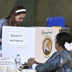 　２５日、ミャンマー・ヤンゴンで投票する有権者（共同）