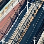 　ＪＲ上野駅で停電が発生した影響で、常磐線の線路上を歩く人たち＝３０日午前１０時１１分、東京都足立区（共同通信社ヘリから）