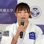 　記者会見するパリ五輪柔道女子４８キロ級金メダルの角田夏実＝３０日、千葉県浦安市