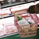 　スーパーを訪れた買い物客＝１９日、東京都練馬区のアキダイ関町本店