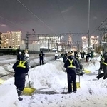 　線路を除雪する作業員ら＝２８日、札幌市（ＪＲ北海道提供）