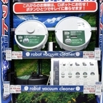 　家電量販店の店頭に並ぶ米アイロボットの製品＝１６日、東京都千代田区