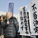 　「菊池事件」の再審開始を認めない熊本地裁の決定を受け、報道陣の前で話す弁護団共同代表の徳田靖之弁護士＝２８日、熊本地裁前