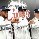 　西武の入団記者会見で、撮影に応じる（右から）林安可、アラン・ワイナンス、アレクサンダー・カナリオ＝３０日、埼玉県所沢市